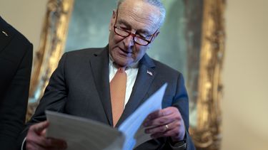 El líder de la mayoría en el Senado, el demócrata Chuck Schumer, de Nueva York, revisa sus notas durante una reunión con el primer ministro de Ucrania, Denys Shmyhal, mientras el Congreso de Estados Unidos trabaja en un paquete de ayuda de emergencia para Israel, Ucrania y Taiwán, en el Capitolio, Washington, el 18 de abril de 2024. (AP Foto/J. Scott Applewhite)