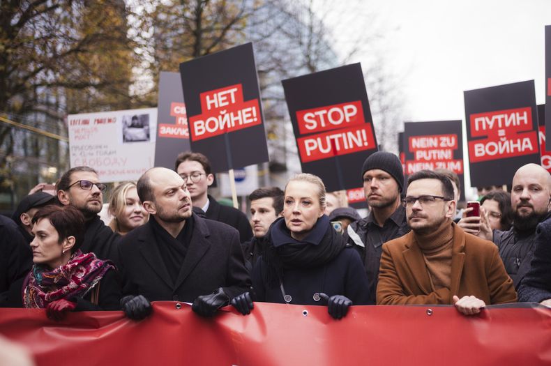 Yulia Navalnaya, centro, con el opositor ruso Vladimir Kara-Murza, centro izquierda, e Ilya Yashin, centro derecha, en una protesta contra el gobierno ruso del presidente Vladimir Putin en Berlín, Alemania, el 17 de noviembre del 2024. (Foto AP/Markus Schreiber)