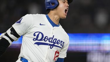 El japonés Shohei Ohtani, bateador designado de los Dodgers de Los Ángeles, festeja tras pegar un sencillo en el juego del miércoles 25 de septiembre de 2024, ante los Padres de San Diego (AP Foto/Ashley Landis)