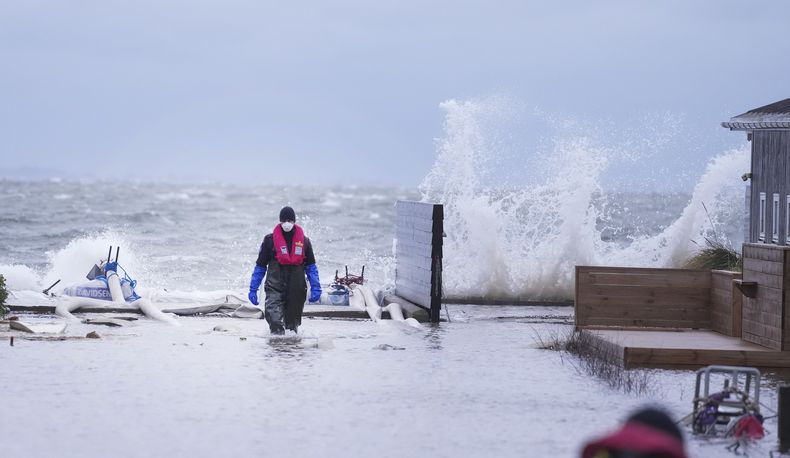 Un hombre camina por un vecindario anegado en Haderslev, Dinamarca, el 20 de octubre de 2023. (Claus Fisker/Ritzau Scanpix vía AP)