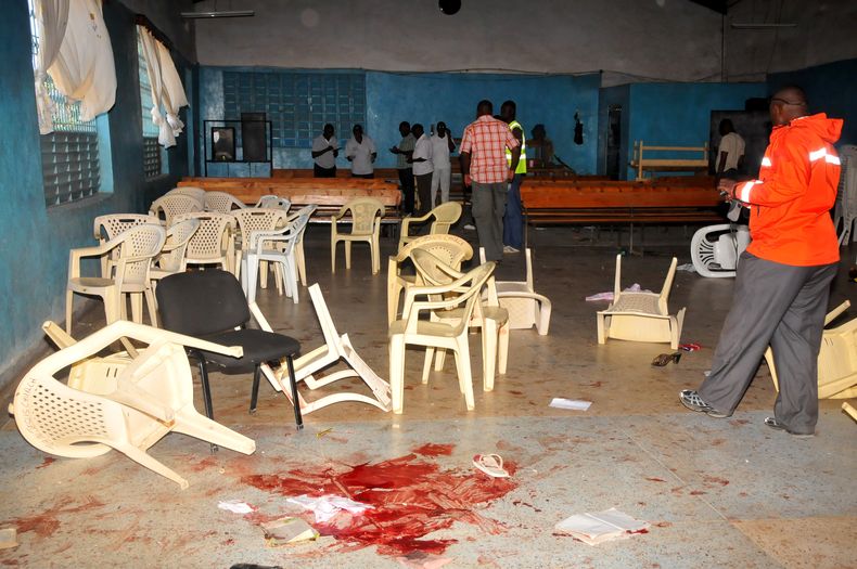 Interior de la iglesia keniana Joyland en Likoni, cerca de Mombasa, Kenia, el domingo 23 de marzo del 2014, donde murieron tres personas en un atentado. (Foto AP)