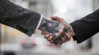medida prohibiria el discrimen laboral por llevar un tatuaje o piercing