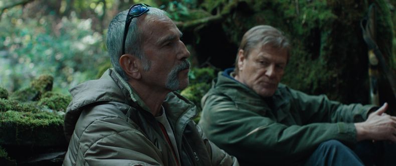 Esta imagen publicada por Focus Features muestra a Daniel Day-Lewis, a la izquierda, y Sean Bean en una escena de Anemone. (Focus Features vía AP)