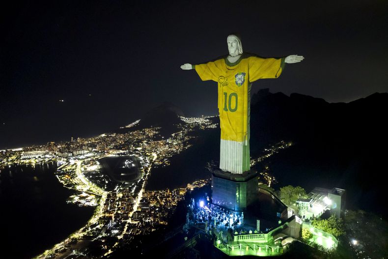 La estatua del Cristo Redentor es iluminada con una imagen del jersey brasileño de Pelé, a manera de homenaje al astro del fútbol en su primer aniversario luctuoso, en Río de Janeiro, Brasil, el viernes 29 de diciembre de 2023. (AP Foto/Bruna Prado)