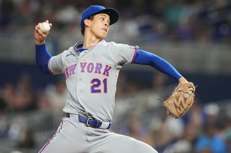ARCHIVO - El lanzador relevista de los Mets de Nueva York, Jonah Tong (21), realiza un lanzamiento durante la séptima entrada de un partido de béisbol contra los Marlins de Miami, el 22 de mayo de 2026, en Miami. (Foto AP/Lynne Sladky, Archivo)
