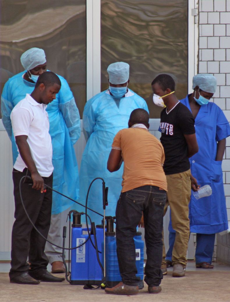 Foto del s&aacute;bado 29 de marzo del 2014 de un hospital que recibe presuntos infectados con la fiebre hemorr&aacute;gica &eacute;bola en Conakry, Guinea. (Foto AP/Youssouf  Bah)