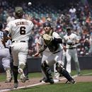 Jon Berti (5), de los Marlins de Miami, es atrapado en un tira y tira del tercera base de los Gigantes de San Francisco, Casey Schmitt (6), para que el receptor Patrick Bailey tocara a Berti y lo pusiera fuera, durante la quinta entrada del juego de béisbol en San Francisco, el domingo 21 de mayo de 2023. (AP Foto/Jeff Chiu)