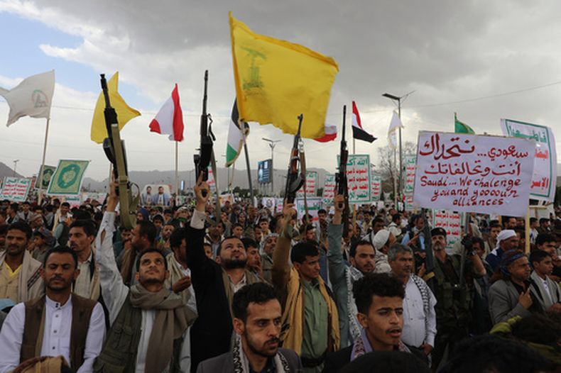 Partidarios de hutíes asisten a una marcha contra la coalición liderada por Arabia Saudí en Saná, Yemen, el 31 de julio de 2026. (AP Foto/Osamah Abdulrahman, Archivo)