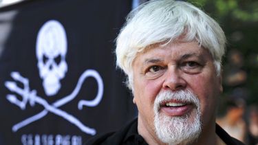 ARCHIVO – En esta foto de archive del 23 de mayo de 2012, Paul Watson, fundador y presidente del grupo ambiental y de defensa de los derechos de los animales Sea Shepherd Conservation participa en una manifestación contra el gobierno costarricense cerca de la residencia presidencial de Alemania, durante una visita de la presidenta de Costa Rica, Laura Chinchilla, en Berlín, Alemania. (AP Foto/Markus Schreiber, Archivo)