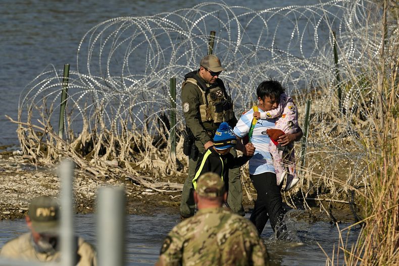ARCHIVO - Tres migrantes son detenidos en la frontera entre Texas y México el 3 de enero de 2024, en Eagle Pass, Texas. (AP Foto/Eric Gay, archivo)
