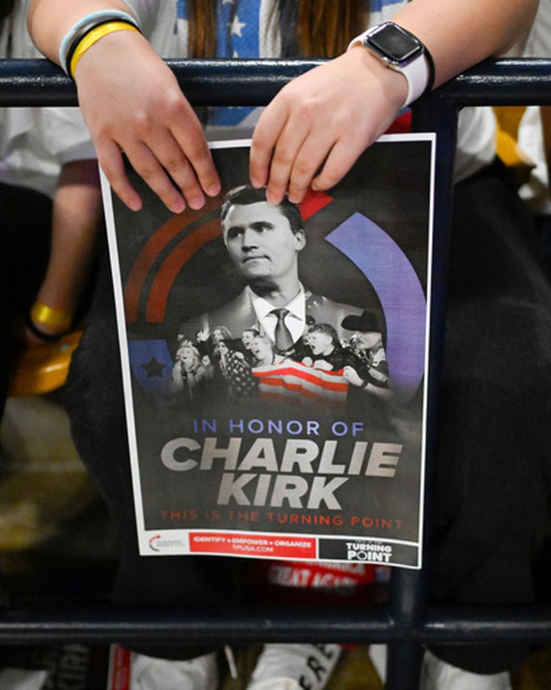 Una persona sujeta un retrato de Charlie Kirk en una concentración de Turning Point en Logan, Utah, el 30 de septiembre del 2025. (AP foto/Alex Goodlett)