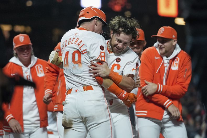 Tyler Fitzgerald, de los Gigantes de San Francisco, festeja con Bret Wisely, tras la victoria sobre los Azulejos de Toronto, el martes 9 de julio de 2024 (AP Foto/Godofredo A. Vásquez)
