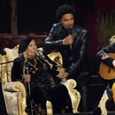 Joni Mitchell, de izquierda a derecha, el anfitrión Trevor Noah, y Brandi Carlile en la 66a entrega anual de los Premios Grammy el domingo 4 de febrero de 2024 en Los Ángeles. (Foto AP/Chris Pizzello)
