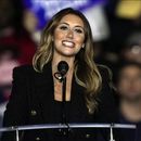 ARCHIVO - Alina Habba habla en un acto de campaña del entonces candidato republicano a la presidencia, Donald Trump, en Allentown, Pensilvania, el martes 29 de octubre de 2024. (AP Foto/Matt Rourke, archivo)