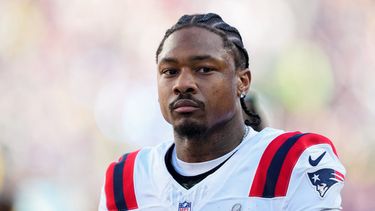 ARCHIVO - Stefon Diggs, wide receiver de los Patriots de Nueva Inglaterra, camina en el campo previo al Super Bowl 60 contra los Seahawks de Seattle, el domingo 8 de febrero de 2026, en Santa Clara, California. (AP Foto/Julio Cortez, Archivo)