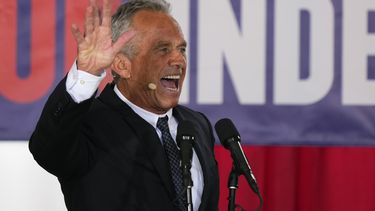 El aspirante presidencial Robert F. Kennedy, Jr. saluda tras dar un discurso durante un evento de campaña en el Independence Mall, el lunes 9 de octubre de 2023, en Filadelfia. (AP Foto/Matt Rourke)