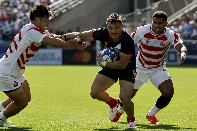 El argentino Mateo Carreras esquiva a un jugador de Japón antes de anotar un try en el partido por el Grupo D del Mundial de rugby, el domingo 8 de octubre de 2023, en Nantes. Argentina se impuso 39-27. (AP Foto/Jeremias Gonzalez)
