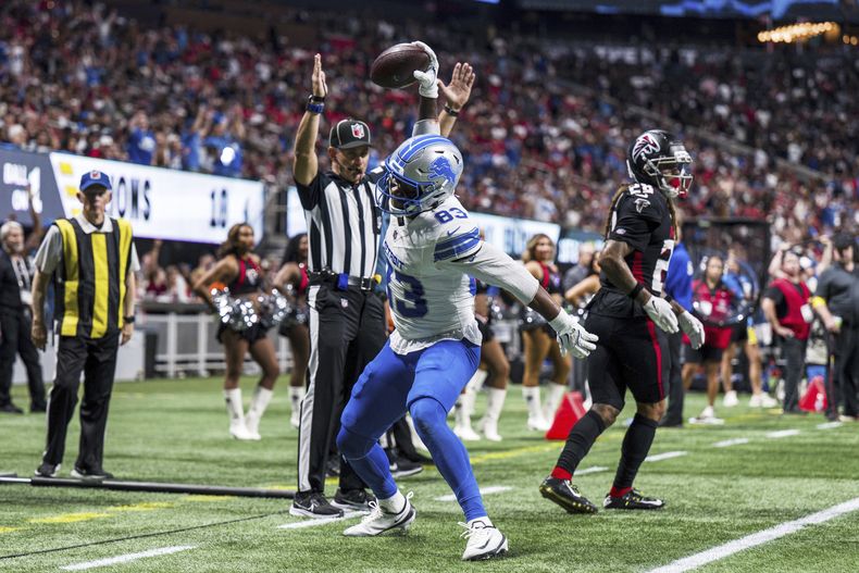 ARCHIVO - El receptor abierto de los Lions de Detroit, Jackson Meeks, golpea el balón contra el suelo en celebración de un touchdown durante la segunda mitad de un juego de fútbol americano de pretemporada de la NFL contra los Falcons de Atlanta, el 8 de agosto de 2025, en Atlanta. (AP Photo/Danny Karnik, Archivo)