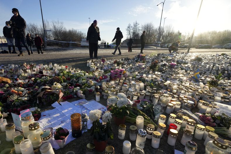 El memorial para las víctimas del tiroteo en Suecia, en la localidad de Orebro, el 7 de febrero del 2025. (AP foto/Sergei Grits)