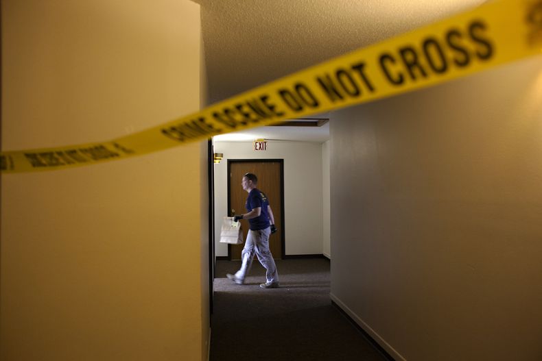 Un investigador del FBI camina detrás de la escena de un crimen, el 15 de julio de 2023, en Fargo, Dakota del Norte. (Foto AP/Ann Arbor Miller, Archivo)