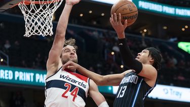 Satoransky sorprende con doble doble; Wizards vencen a Magic