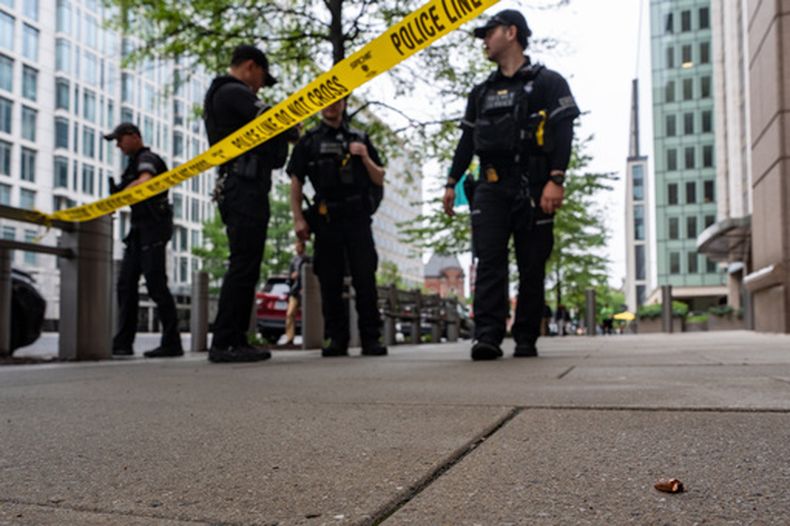 Agentes del Servicio Secreto de Estados Unidos colocan cinta perimetral tras hallar un casquillo de bala cerca del lugar donde ocurrió un tiroteo cerca de la Casa Blanca, el domingo 24 de mayo de 2026, en Washington. (AP Foto/Alex Brandon)