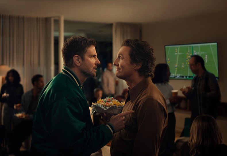 Esta imagen sin fecha proporcionada por Uber Eats muestra a Bradley Cooper, a la izquierda, y a Matthew McConaughey en una escena del anuncio de fútbol americano de la NFL del Super Bowl 2026 de Uber Eats.(Uber Eats via AP)