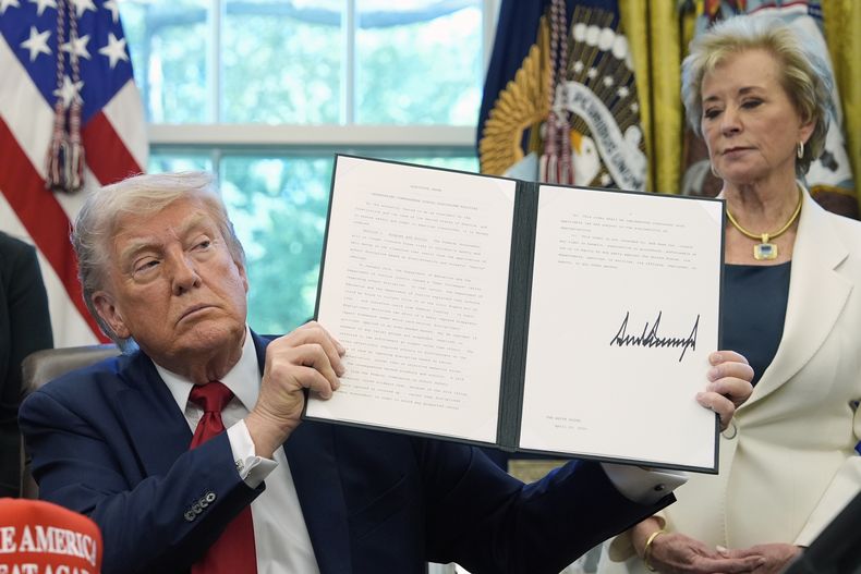 El presidente Donald Trump con una orden ejecutiva que firmó sobre temas educativos, al lado de la secretaria de educación Linda McMahon en la Oficina Oval en la Casa Blanca en Washington el 23 de abril del 2025. (AP foto/Alex Brandon)
