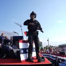 El expresidente Donald Trump, es rodeado por agentes del Servicio Secreto en la tarima, durante un acto de campaña, el sábado 13 de julio de 2024, en Butler, Pensilvania. (Foto AP/Evan Vucci).