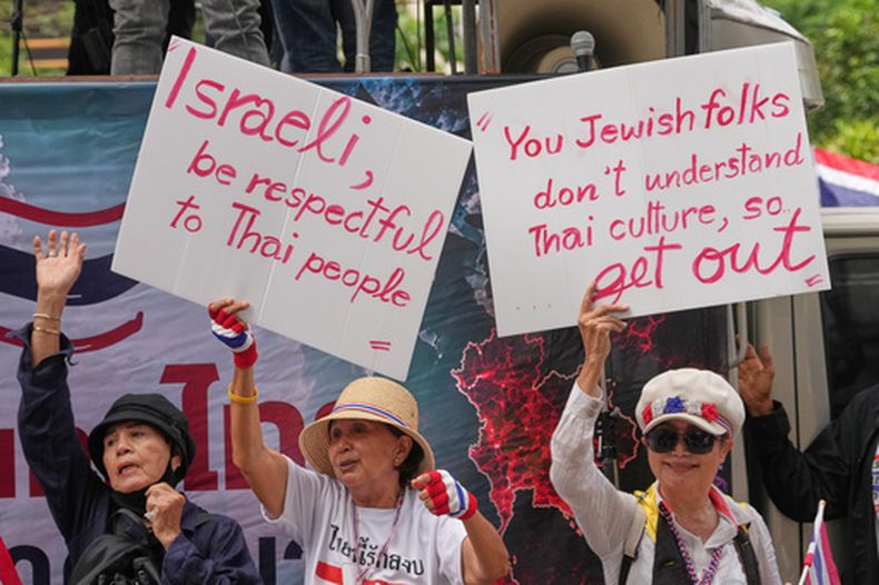 Manifestantes con letreros asisten a una protesta para exigir el fin del presunto apoderamiento de tierras por parte de extranjeros, frente a la embajada de Israel en Bangkok, Tailandia, el jueves 10 de septiembre de 2026. (AP Foto/Sakchai Lalit)