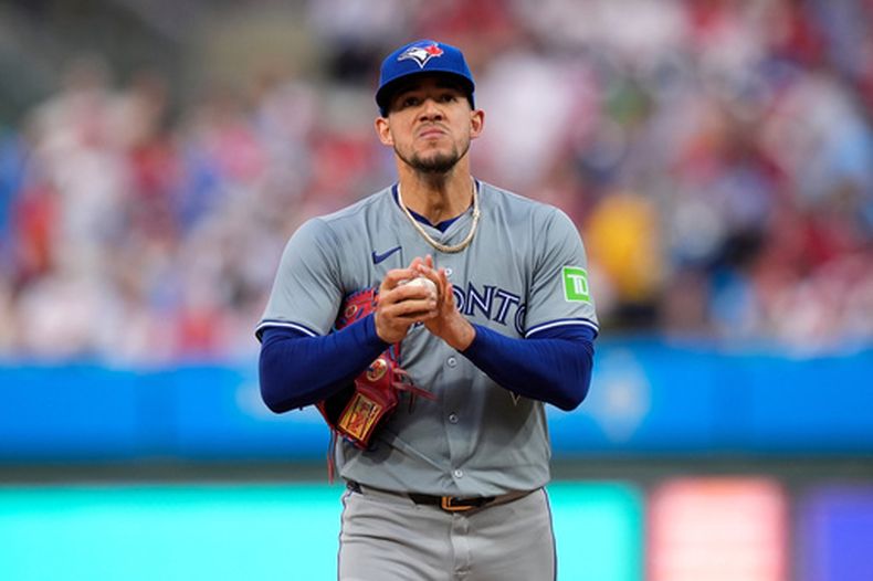 ARCHIVO - El lanzador de los Azulejos de Toronto, José Berríos, reacciona tras permitir un jonrón de dos carreras de Kody Clemens, de los Filis de Filadelfia, durante la segunda entrada de un partido de béisbol, el martes 7 de mayo de 2024, en Filadelfia. (Foto AP/Matt Slocum, Archivo)