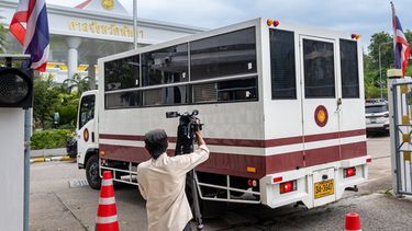 El vehículo penitenciario que llevó al hombre australiano acusado de asesinar a una joven tailandesa, en el tribunal en Pattaya, Tailandia, el 12 de octubre del 2026. (AP foto/Wason Wanichakorn)