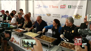 emilio y gloria estefan reparten comida para thanksgiving
