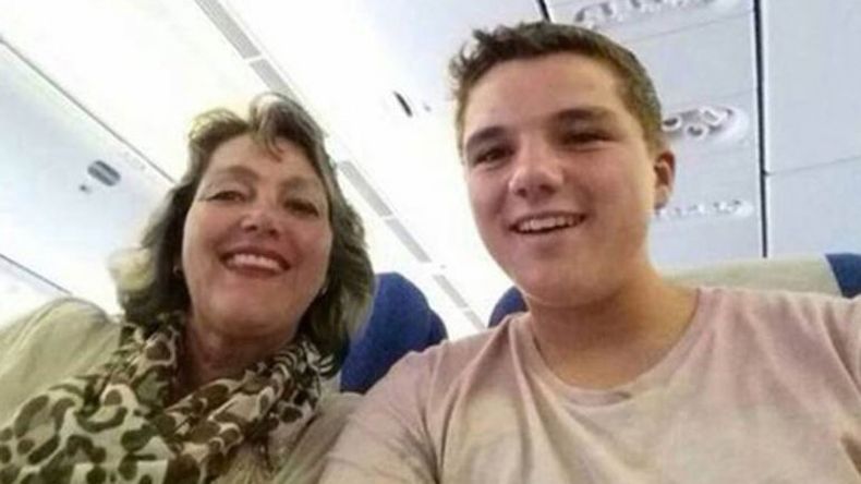 Antes de que el MH17 despegara, Gary Slok le pidió a su madre que se sacara una foto con él para subirla a las redes sociales. Iban juntos de vacaciones