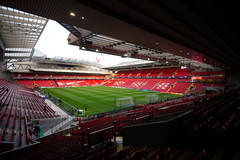 ARCHIVO - Vista general del estadio de Anfield antes del partido de fútbol de ida de los octavos de final de la Liga de Campeones entre el Liverpool y el Real Madrid en Liverpool, Inglaterra, el 21 de febrero de 2023. (Foto AP/Jon Super, Archivo)
