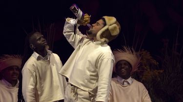 Bad Bunny durante el último concierto de su residencia de verano en su país natal, en el Coliseo de Puerto Rico José Miguel Agrelot, el sábado 20 de septiembre de 2025, en San Juan. (AP Foto/Alejandro Granadillo)