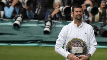 Novak Djokovic posa con el trofeo de subcampeón de Wimbledon, en Londres, el domingo 16 de julio de 2023. (AP Foto/Alastair Grant)