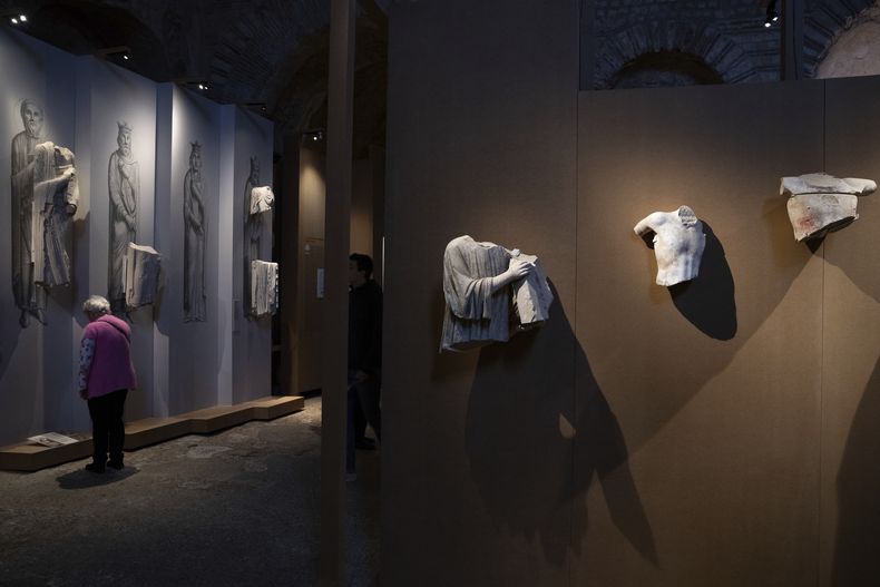 ARCHIVO - Esculturas medievales de la catedral de Notre-Dame se ven expuestas en la muestra Hacer hablar a las piedras en el Museo de Cluny, en el Museo Nacional de la Edad Media, en París, el 27 de noviembre de 2024. (AP Foto/Louise Delmotte, Archivo)