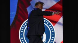 El aspirante a la nominación del Partido Republicano a la Casa Blanca, el expresidente Donald Trump, hace un gesto durante la National Religious Broadcasters en el centro de convenciones del resort Gaylord Opryland, el 22 de febrero de 2024, en Nashville, Tennessee. (AP Foto/George Walker IV)