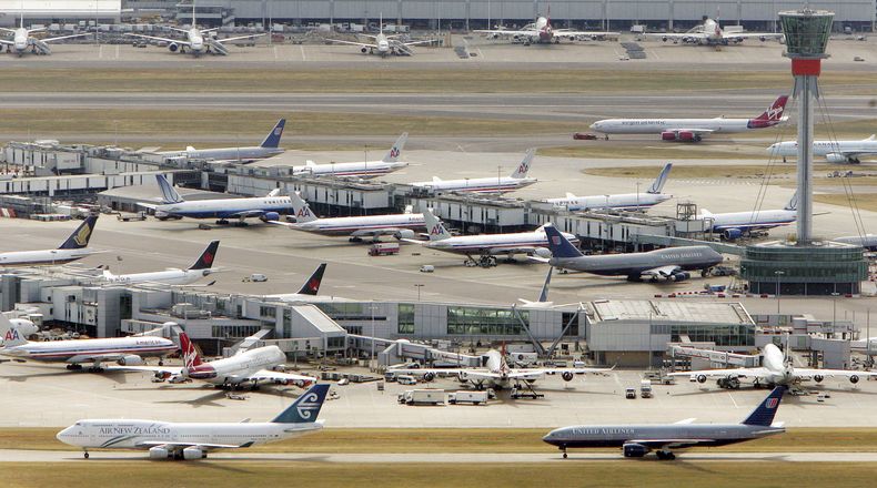 Foto de aviones en el Aeropuerto Heathrow de Londres el 10 de agosto del 2006. (AP foto/Toby Melville, Pool)