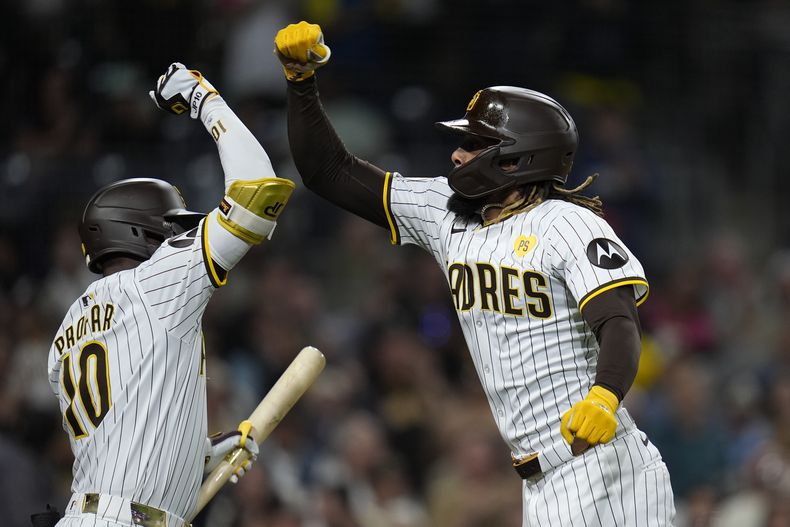 Fernando Tatis Jr., derecha, de los Padres de San Diego, celebra con su compañero de equipo Jurickson Profar después de batear jonrón durante la quinta enrtada del juego de béisbol en contra de los Atléticos de Oakland, el lunes 10 de junio de 2024, en San Diego. (AP Foto/Gregory Bull)