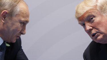 ARCHIVO - El presidente de Estados Unidos, Donald Trump, se reúne con el de Rusia, Vladímir Putin, en la cumbre del G20 en Hamburgo, Alemania, el 7 de julio de 2017. (AP Foto/Evan Vucci, archivo)