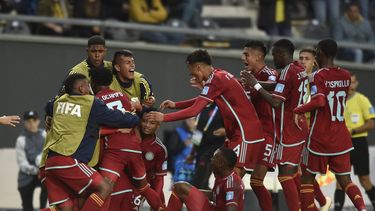 Los jugadores de Colombia celebran el segundo gol para la victoria 2-1 ante Israel en el partido del Mundial Sub20, el domingo 21 de mayo de 2023, en La Plata, Argentina. (AP Foto/Gustavo Garello)