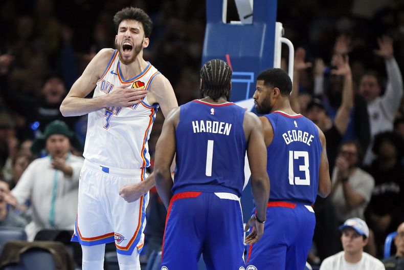 Chet Hoklmgren, alero del Thunder de Oklahoma City, festeja cerca de James Harden, de los Clippers de Los Ángeles, en el partido del jueves 21 de diciembre de 2023 (AP Foto/Nate Billings)