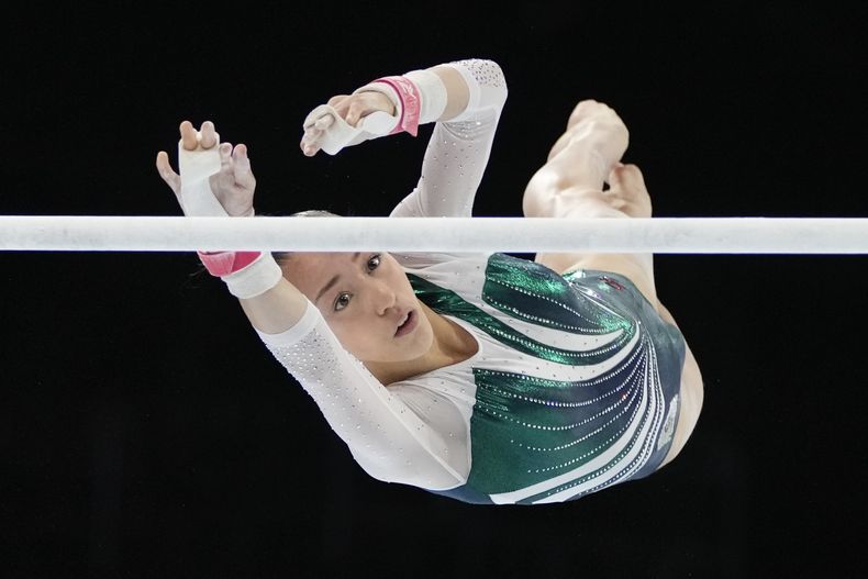 ARCHIVO - La argelina Kaylia Nemour compite en las barras asimétricas del Mundial de gimnasia, el 7 de octubre de 2023, en Amberes. (AP Foto/Virginia Mayo)