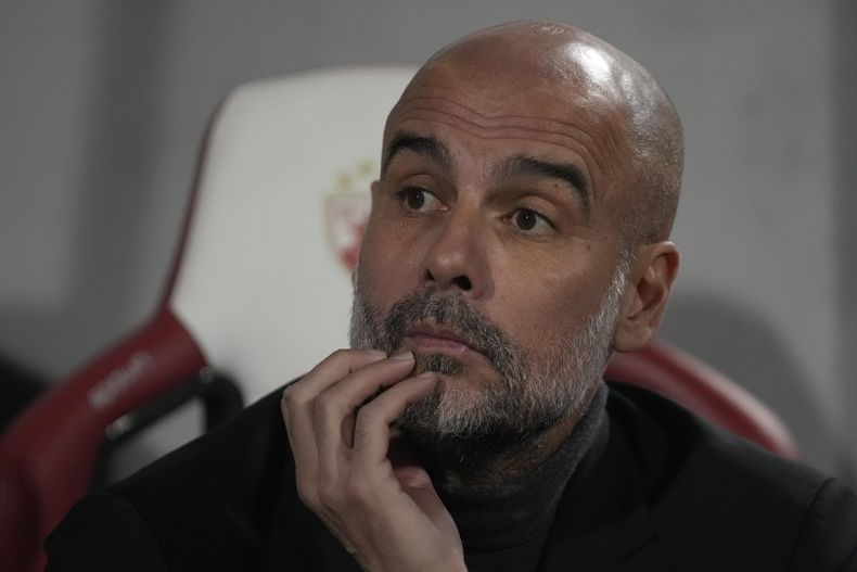 El entrenador del Manchester City, Pep Guardiola, espera al inicio de su partido del Grupo G de Champions League entre el Estrella Roja y el Manchester City, en el estadio Rajko Mitic den Belgrado, Serbia, el miércoles 13 de diciembre de 2023. (AP Foto/Darko Vojinovic)