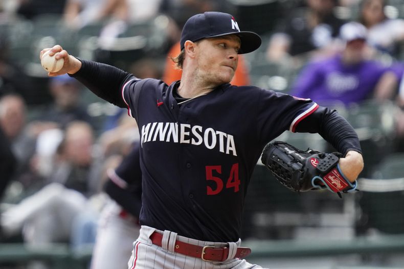El abridor de los Mellizos de Minnesota Sonny Gray lanza en la primera entrada ante los Medias Blancas de Chicago el domingo 17 de septiembre del 2023. (AP Foto/Nam Y. Huh)