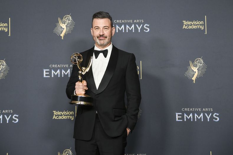 Jimmy Kimmel posa en la sala de prensa con el premio al mejor presentador de un programa de juegos por Who Wants to Be a Millionaire durante la segunda noche de los Premios Emmy a las Artes Creativas el domingo 7 de septiembre de 2025, en el Teatro Peacock de Los Ángeles. (Foto Richard Shotwell/Invision/AP)