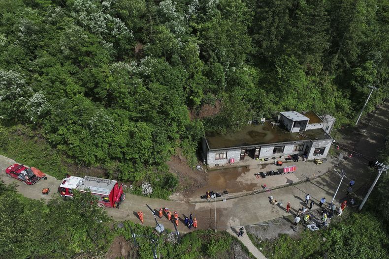 En esta fotografía de la Agencia de Noticias Xinhua, se puede ver a socorristas que se preparan para llevar a cabo una operación de búsqueda y rescate después de una serie de deslaves en el poblado de Qingyang, en el municipio de Guowa, en la provincia de Guizhou, el jueves 22 de mayo, en el suroeste de China. (Yang Wenbin/Xinhua vía AP)
