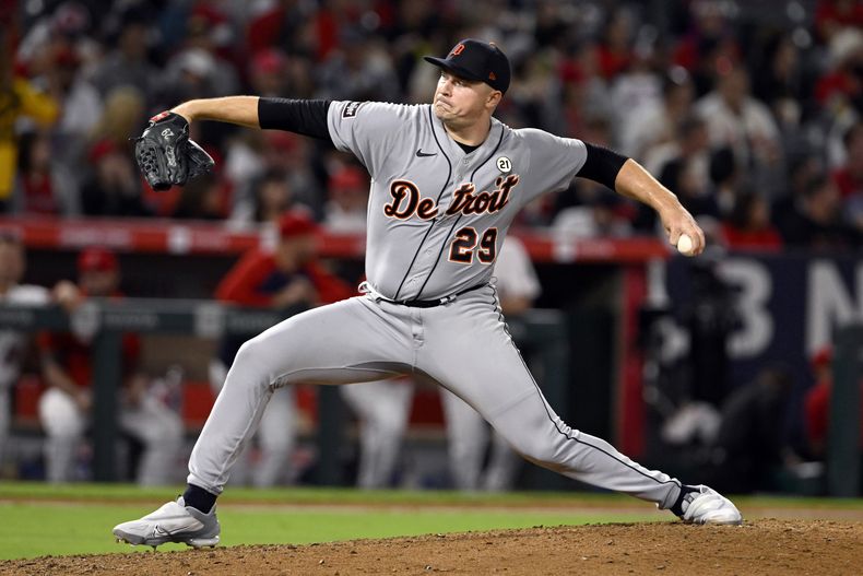 El abridor de los Tigres de Detroit Tarik Skubal lanza ante un bateador de los Angelinos de Los Ángeles durante el séptimo episodio del juego en Anaheim, California. Viernes 15 de septiembre de 2023. (AP Foto/Alex Gallardo)